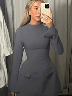 Vestido Curto de Alfaiataria com Mangas Longas Flare e Bolsos – Paloma