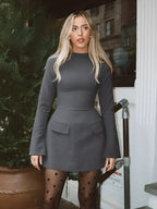 Vestido Curto de Alfaiataria com Mangas Longas Flare e Bolsos – Paloma