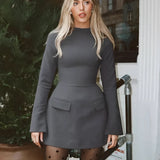 Vestido Curto de Alfaiataria com Mangas Longas Flare e Bolsos – Paloma