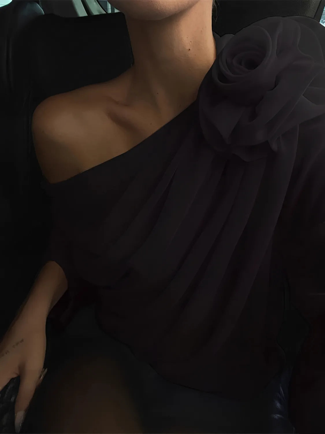 Blusa de Ombro Único com Flor em Chiffon – Elise [FRETE FULL]