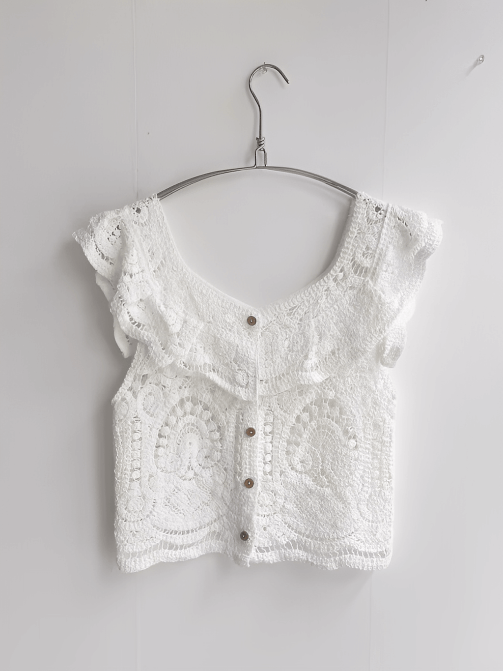 Blusa Feminina em Crochê Vazado com Babados nos Ombros e Botões  - Marvila