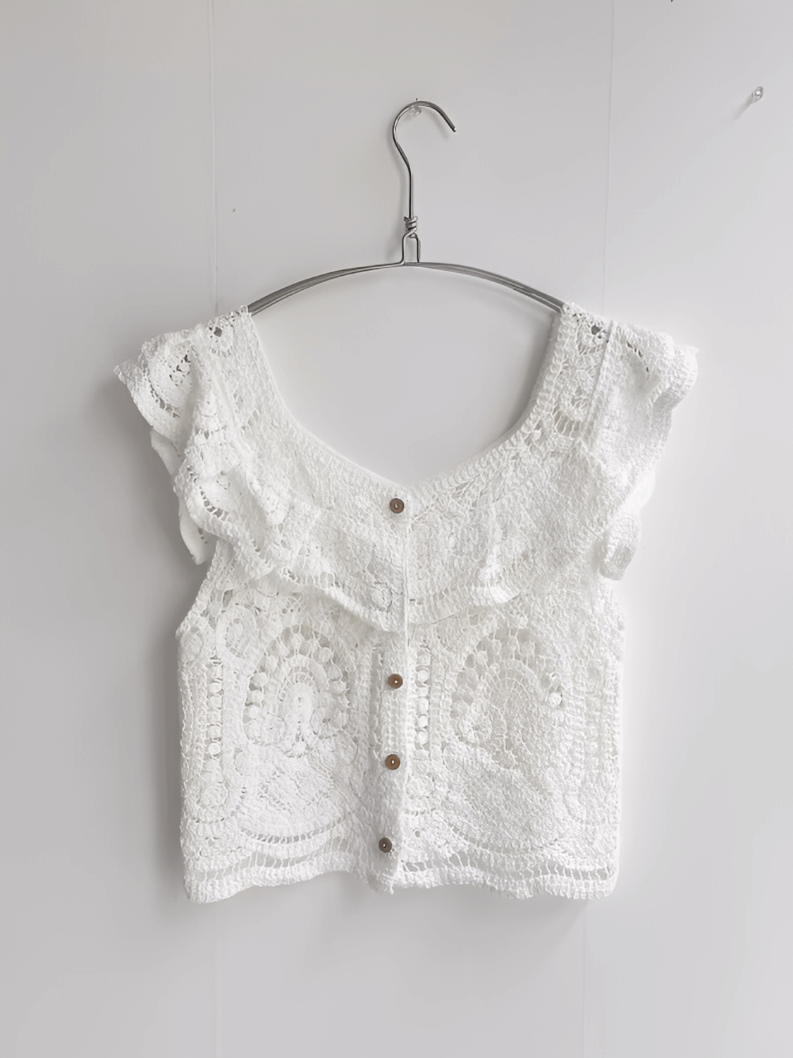 Blusa Feminina em Crochê Vazado com Babados nos Ombros e Botões  - Marvila