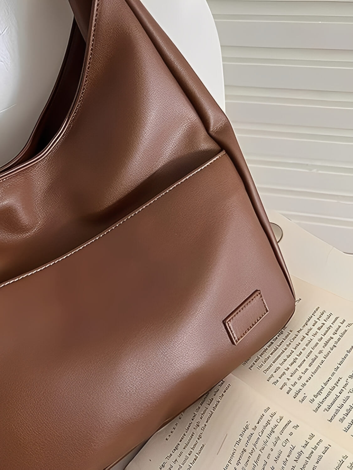 Bolsa de Ombro Vintage em Couro PU com Design Triangular Alongado -  Edwina