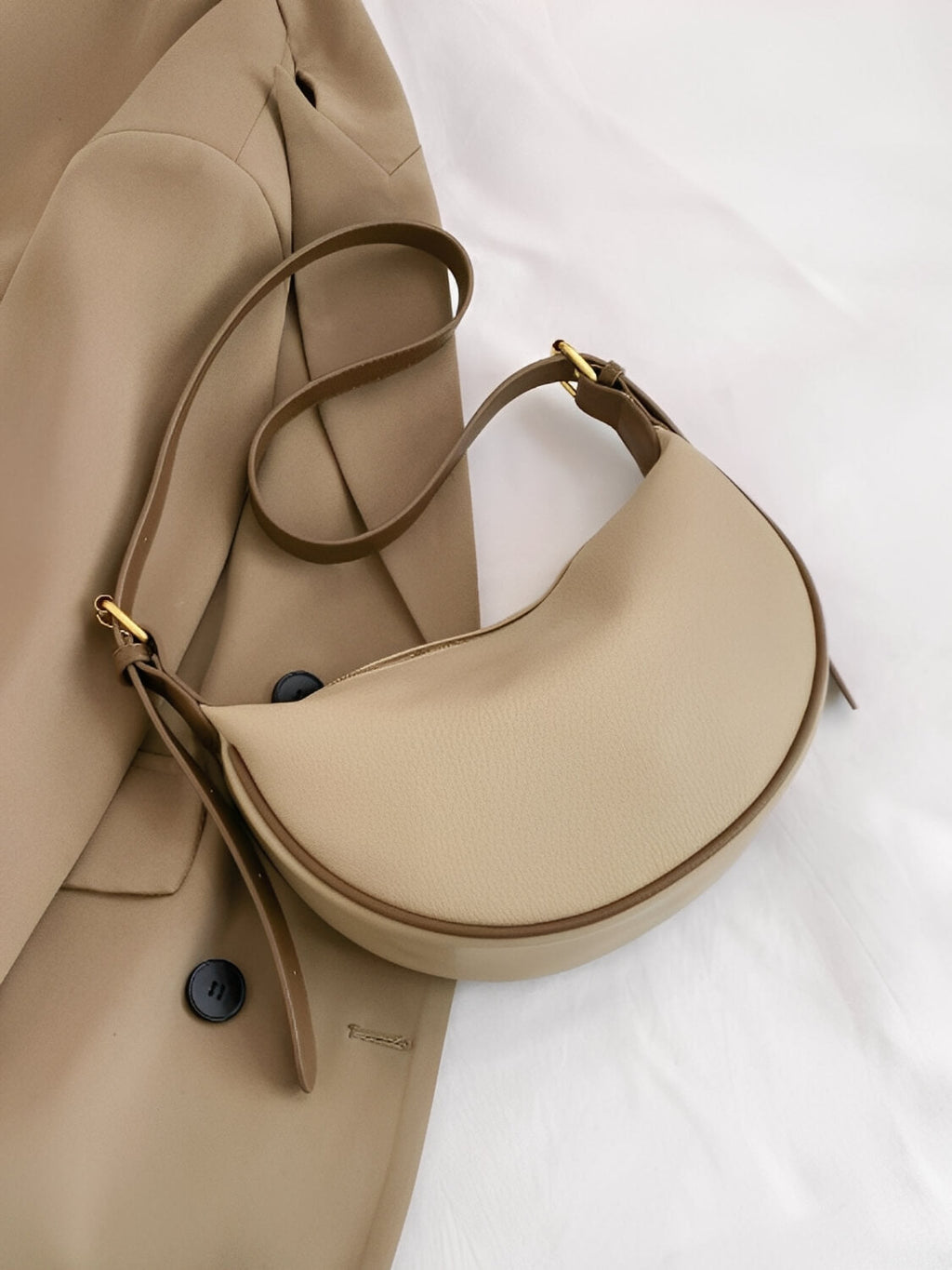 Bolsa Tiracolo Meia-Lua Couro PU Texturizado com Alça Ajustável - Roselyn