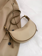 Bolsa Tiracolo Meia-Lua Couro PU Texturizado com Alça Ajustável - Roselyn