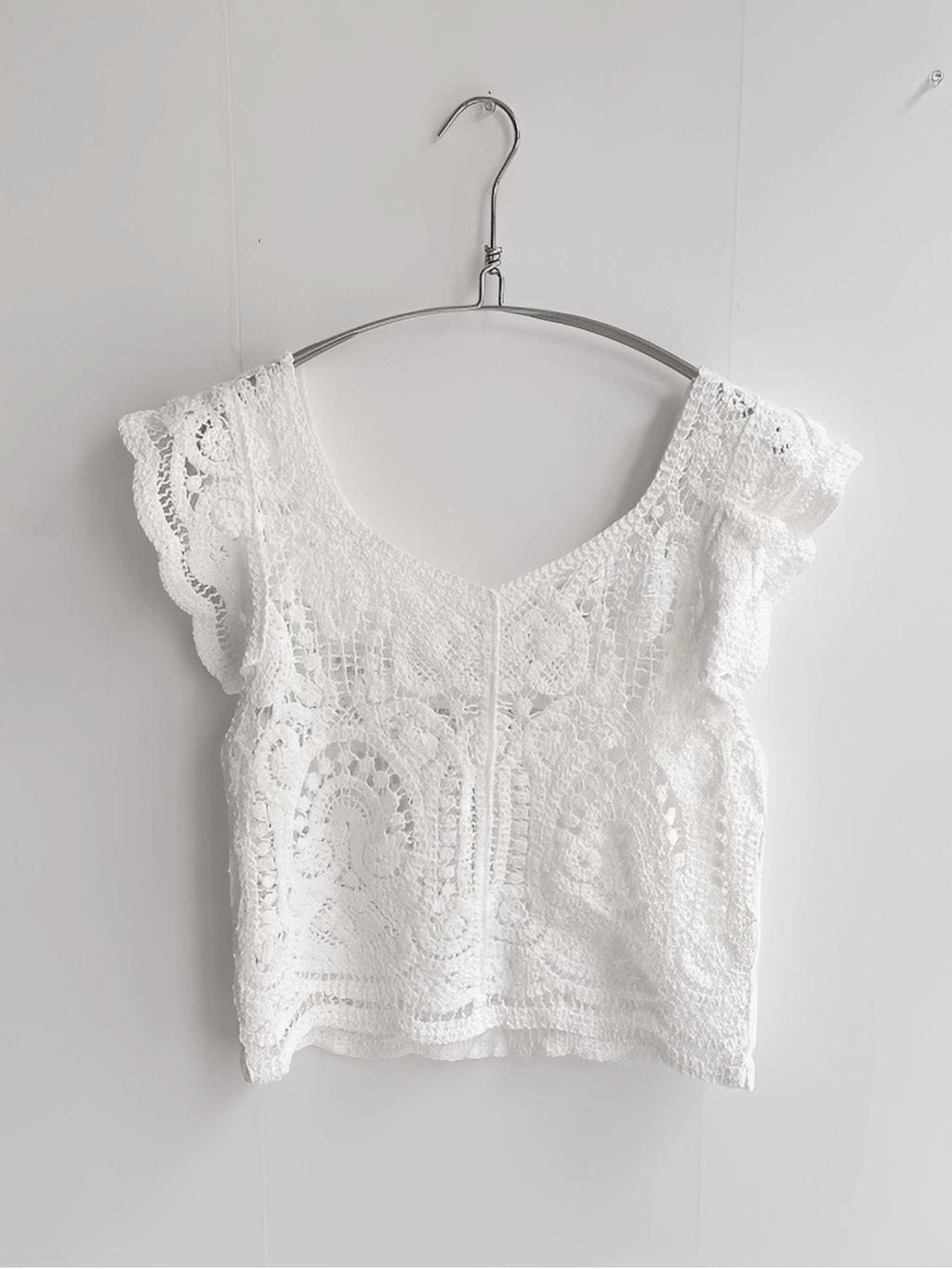 Blusa Feminina em Crochê Vazado com Babados nos Ombros e Botões  - Marvila