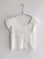 Blusa Feminina em Crochê Vazado com Babados nos Ombros e Botões  - Marvila