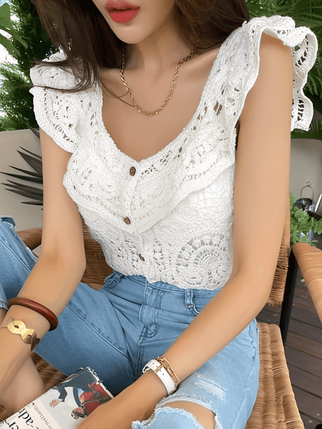 Blusa Feminina em Crochê Vazado com Babados nos Ombros e Botões  - Marvila