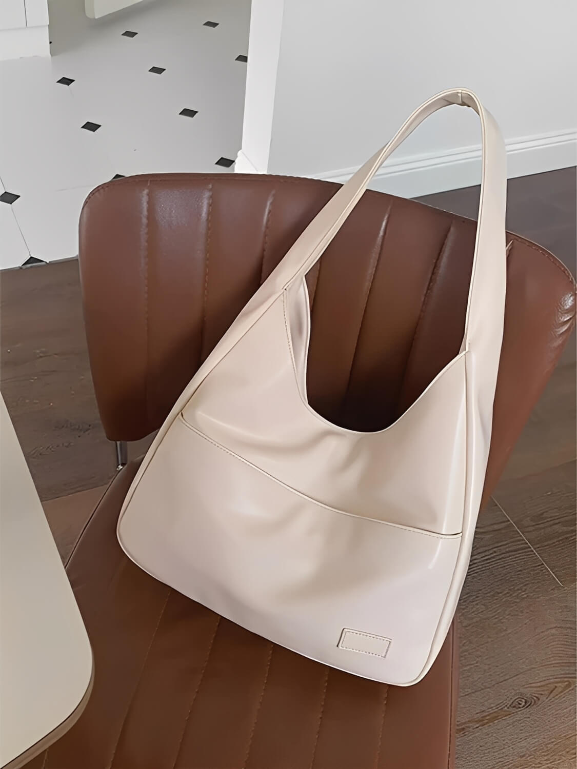Bolsa de Ombro Vintage em Couro PU com Design Triangular Alongado -  Edwina