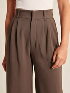 Calça Feminina de Alfaiataria Cintura Alta com Modelagem Wide Leg – Samira