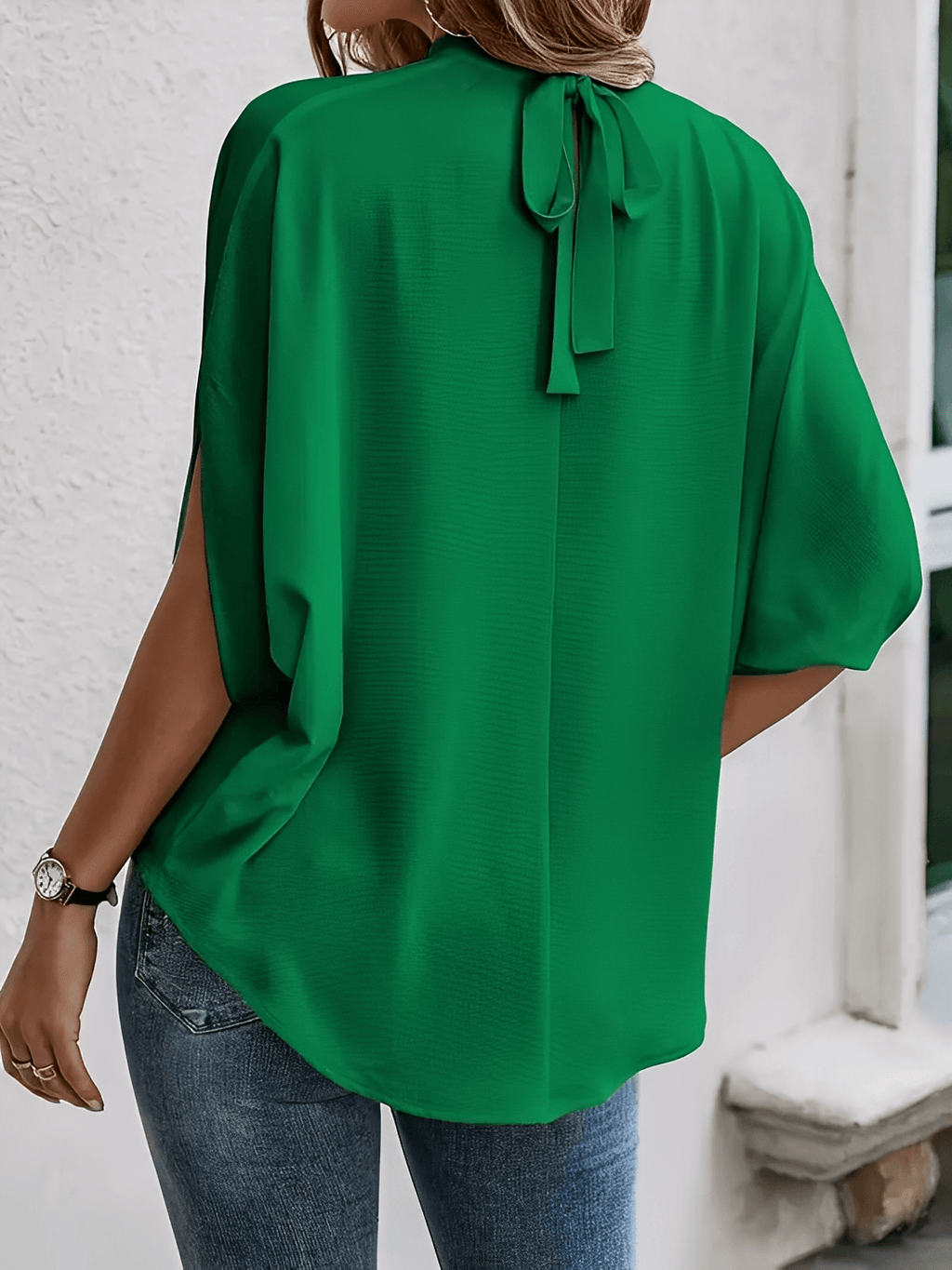 Blusa com Mangas Mocergo Vazadas e Gola Laço Amarração na Nuca - Catherine
