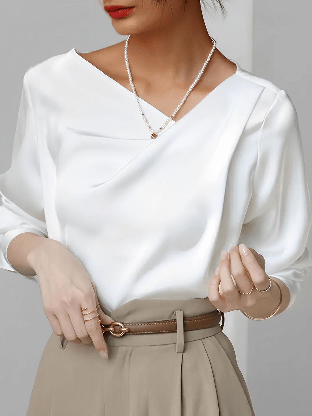 Blusa Acetinada com Decote Assimétrico e Punho com Botão – Dolores