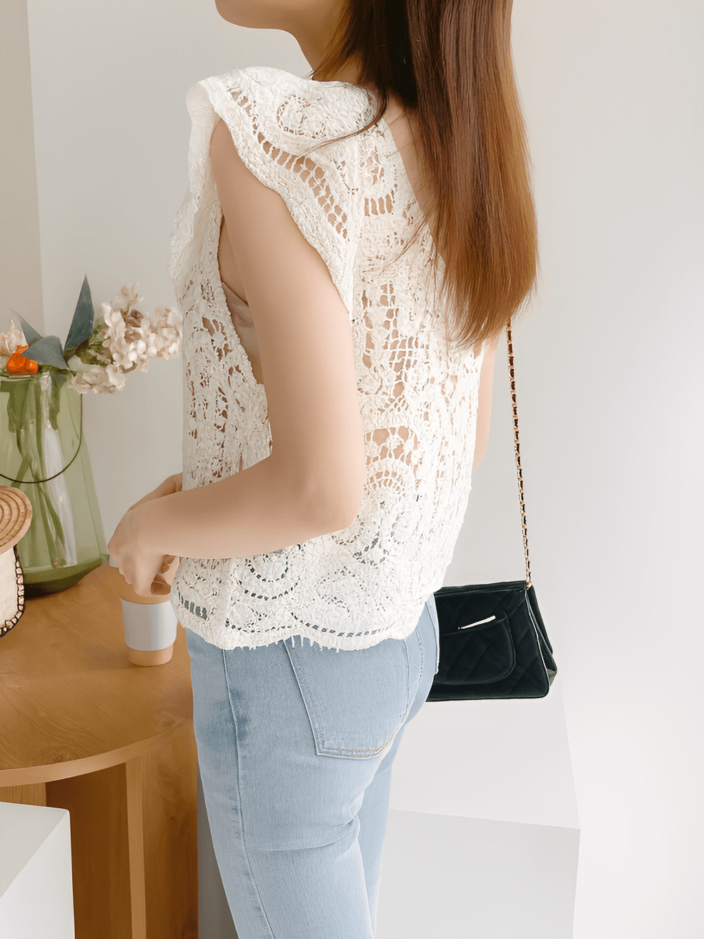 Blusa Feminina em Crochê Vazado com Babados nos Ombros e Botões  - Marvila
