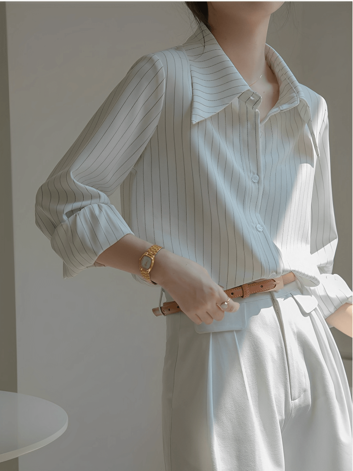 Camisa Vintage com Listras Finas Gola Ampla e Punhos Ajustados - Lucia