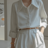Camisa Vintage com Listras Finas Gola Ampla e Punhos Ajustados - Lucia