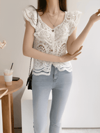Blusa Feminina em Crochê Vazado com Babados nos Ombros e Botões  - Marvila