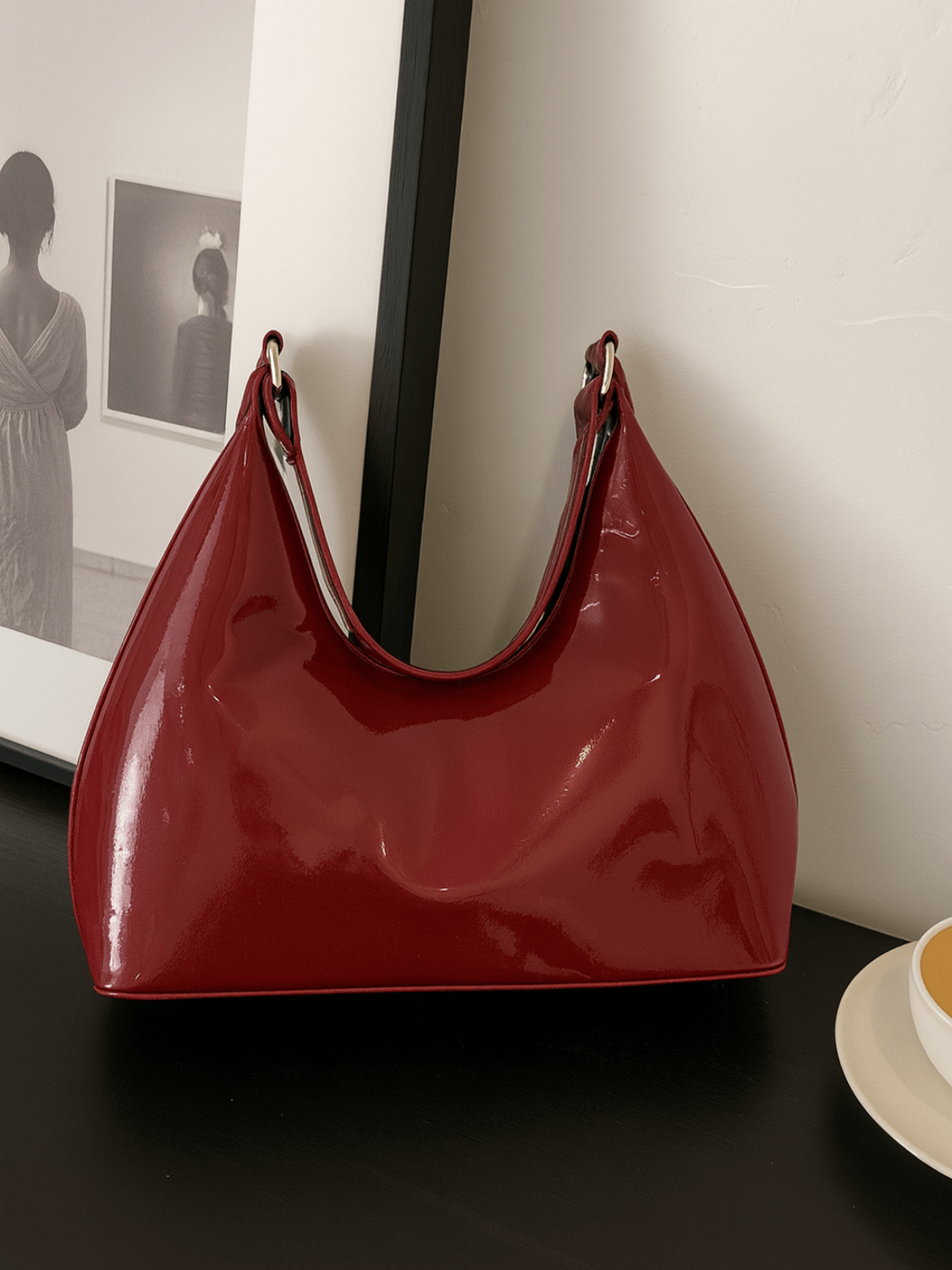 Bolsa de Ombro Meia-Lua com Acabamento em Verniz - Charlize