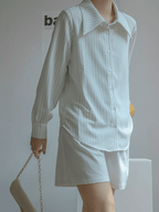 Camisa Vintage com Listras Finas Gola Ampla e Punhos Ajustados - Lucia