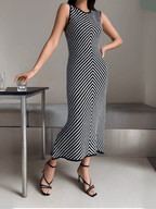 Vestido Midi em Tricô Leve com Listras Zigue-Zague Preto e Branco – Doralice [FRETE FULL]