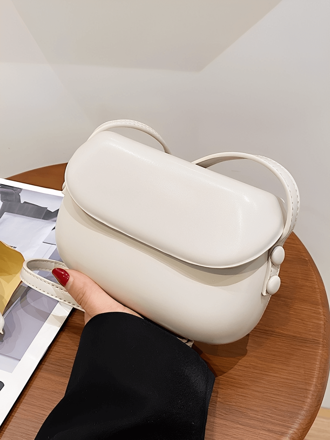 Bolsa Feminina em Couro PU com Design Arredondado e Alça Regulável – Odete