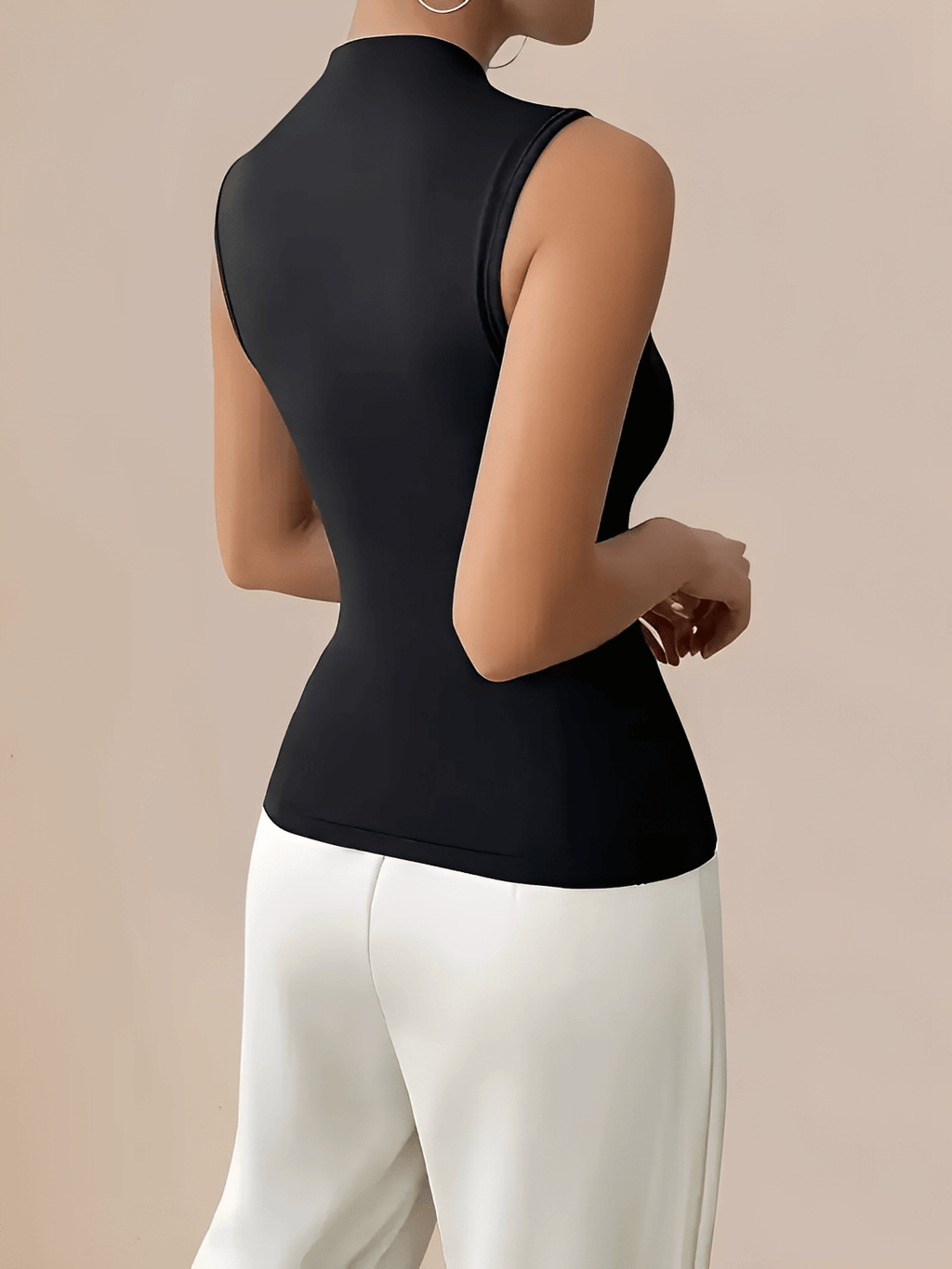 Blusa com Decote Assimétrico e Ornamento Metálico Dourado na Alça – Pietra