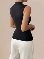 Blusa com Decote Assimétrico e Ornamento Metálico Dourado na Alça – Pietra