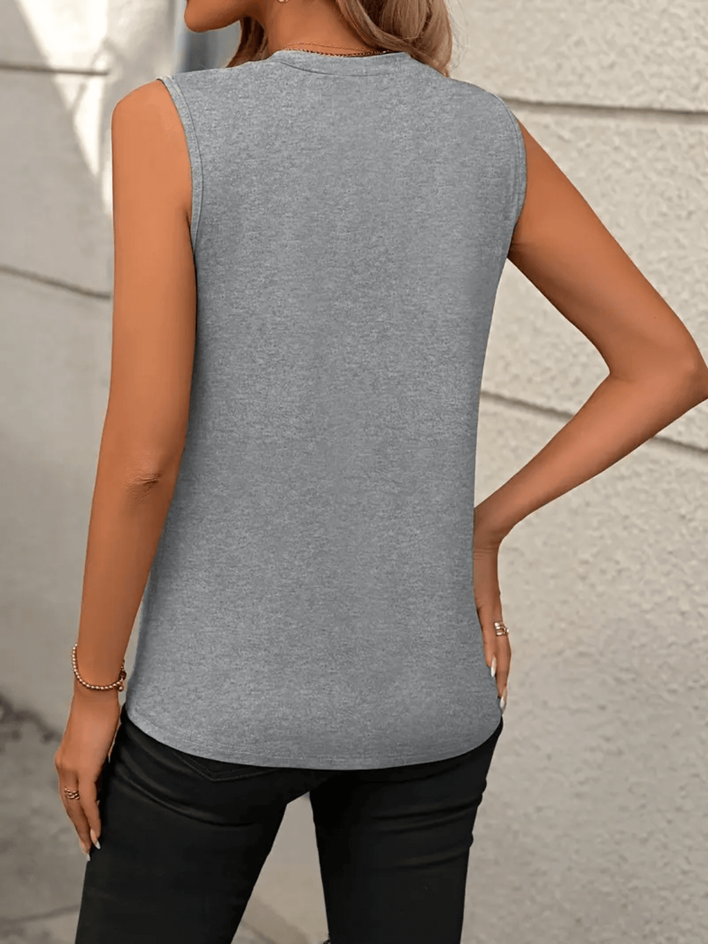 Blusa Feminina Regata com Gola Redonda e Efeito Drapeado – Tuany