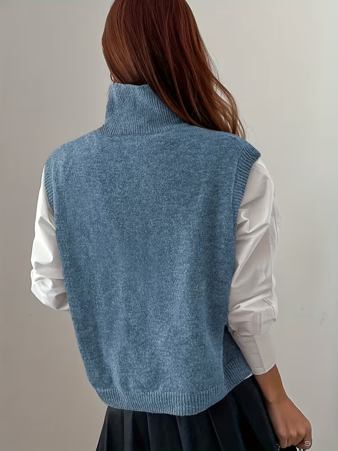 Colete em Tricô com Gola Alta Larga e Modelagem Cropped - Adria