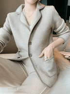 Blazer em Lã Estruturada com Gola Clássica e Bolsos  – Maria