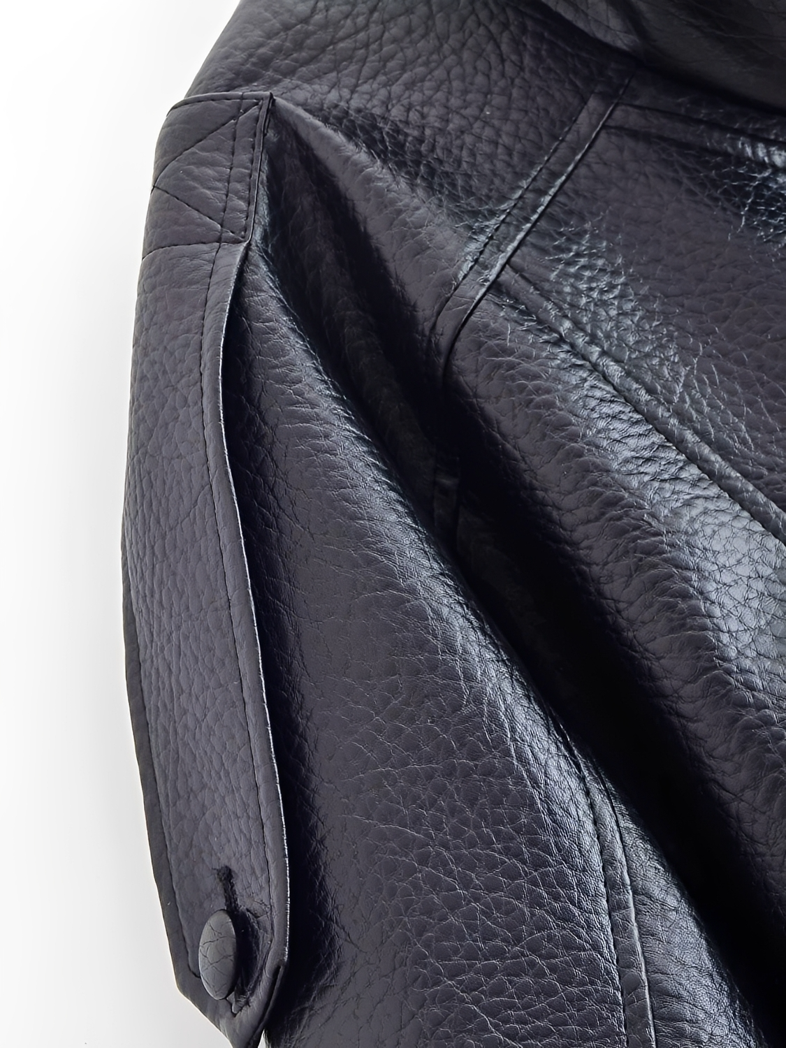 Jaqueta Oversized em Couro PU com Fecho Assimétrico Transpassado- Jasmin