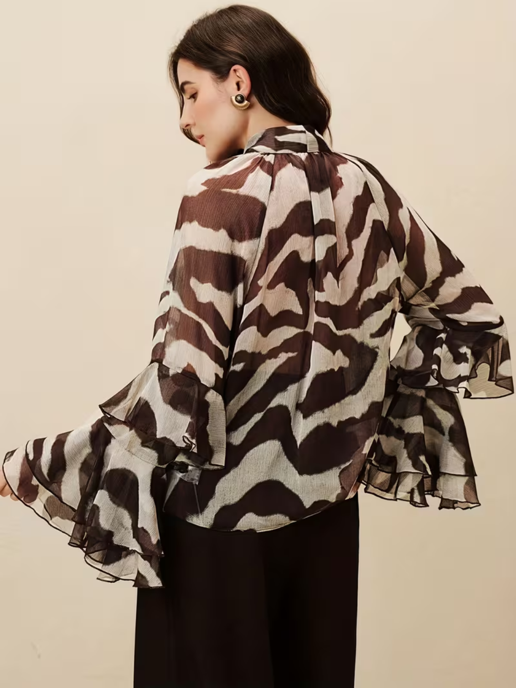 Blusa Chiffon Estampada com Gola Laço e Mangas em Camadas – Maribel