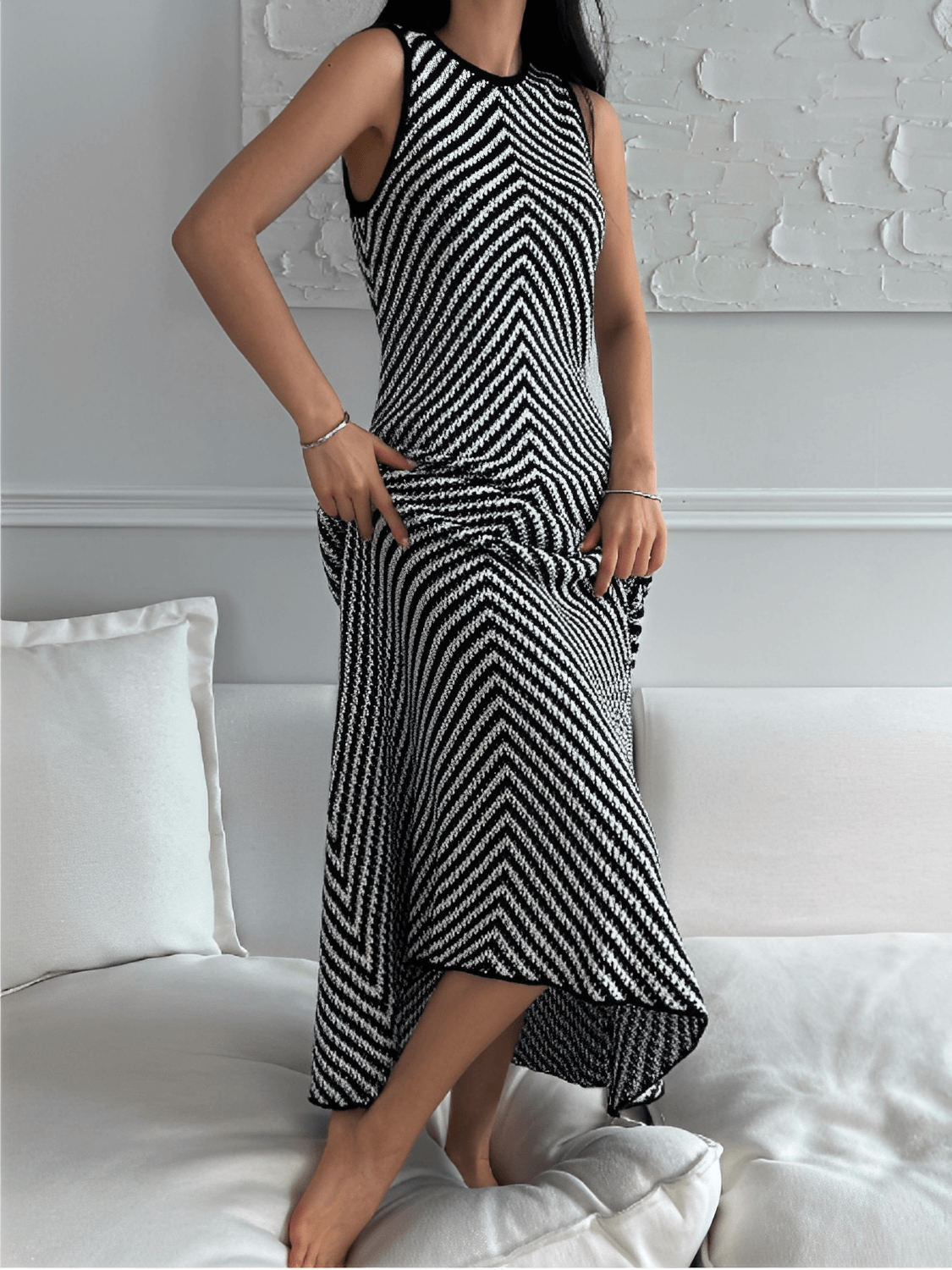 Vestido Midi em Tricô Leve com Listras Zigue-Zague Preto e Branco – Doralice [FRETE FULL]