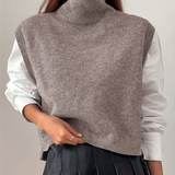 Colete em Tricô com Gola Alta Larga e Modelagem Cropped - Adria