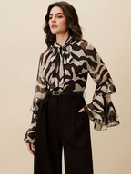 Blusa Chiffon Estampada com Gola Laço e Mangas em Camadas – Maribel