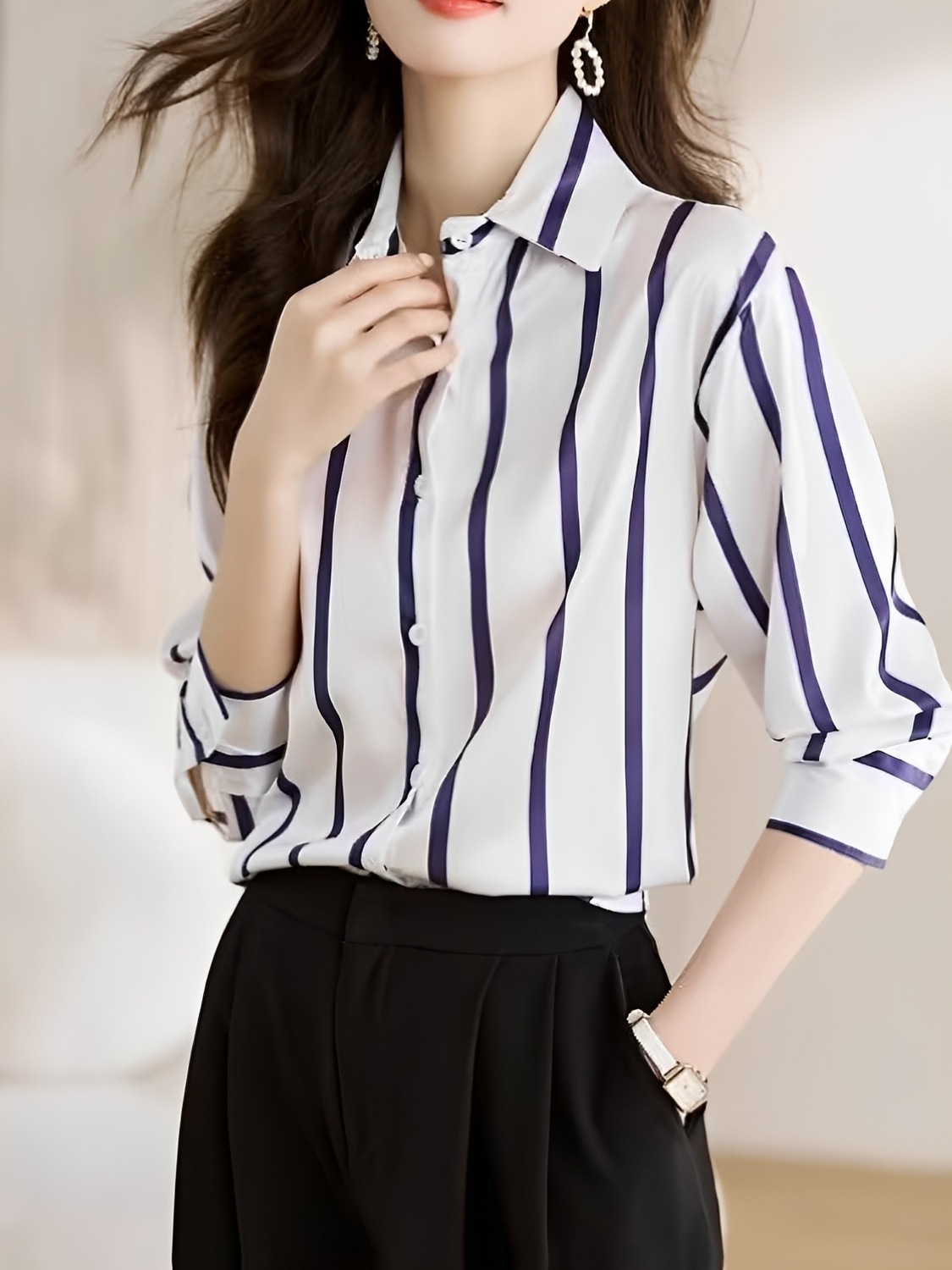 Camisa Listrada Acetinada com Gola Polo e Botões - Cinthia