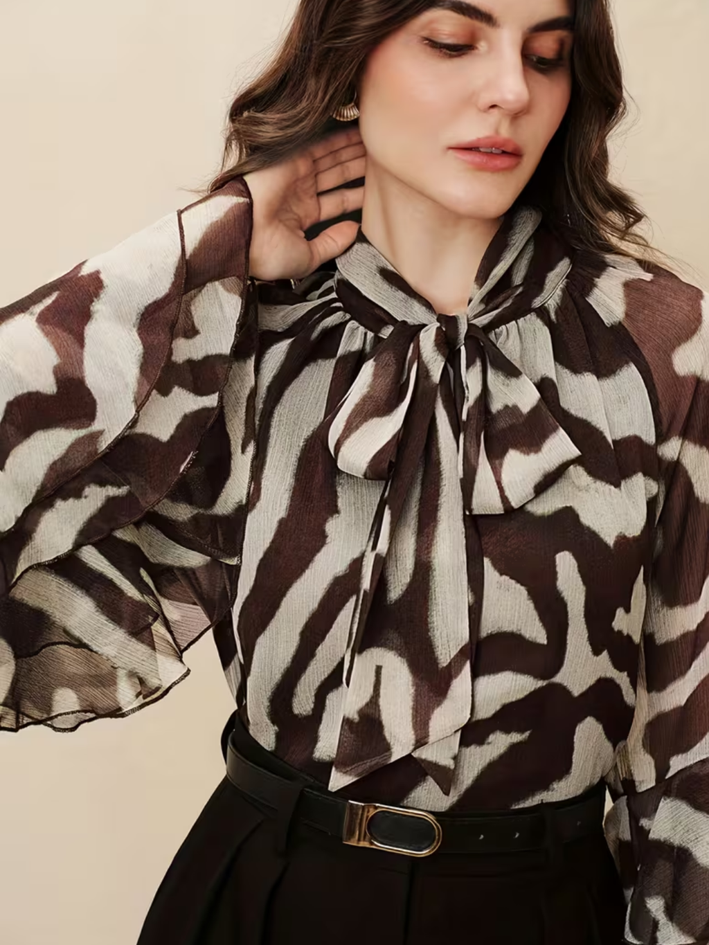Blusa Chiffon Estampada com Gola Laço e Mangas em Camadas – Maribel