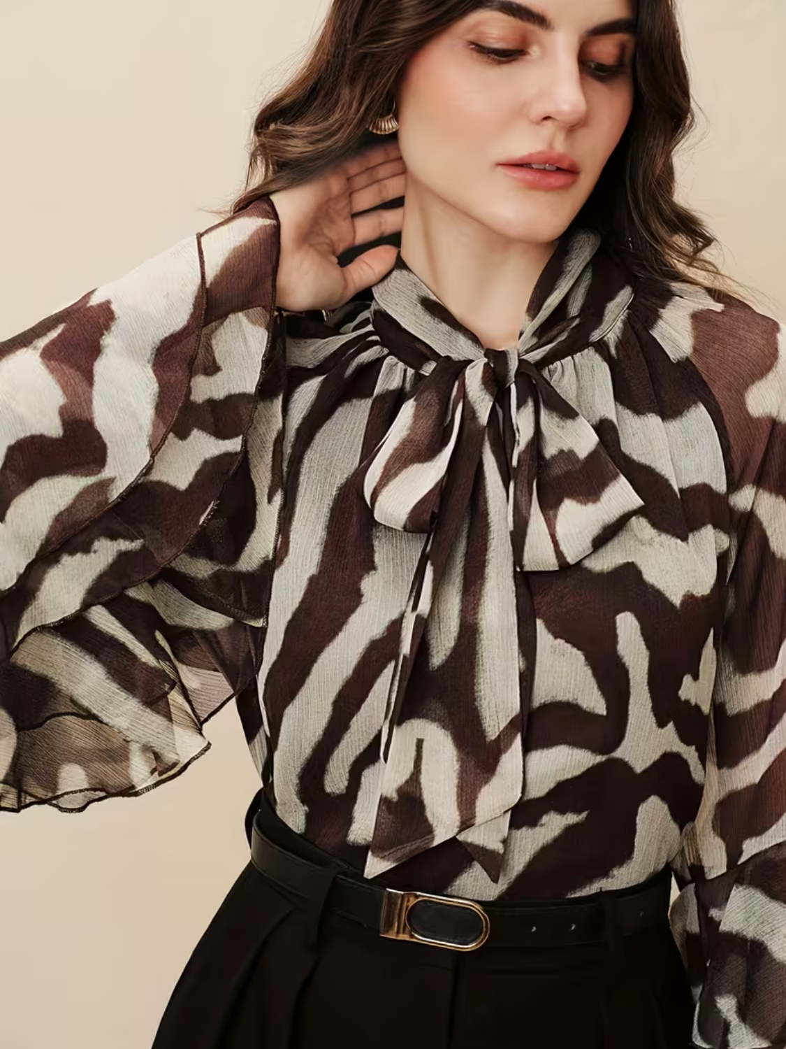 Blusa Chiffon Estampada com Gola Laço e Mangas em Camadas – Maribel