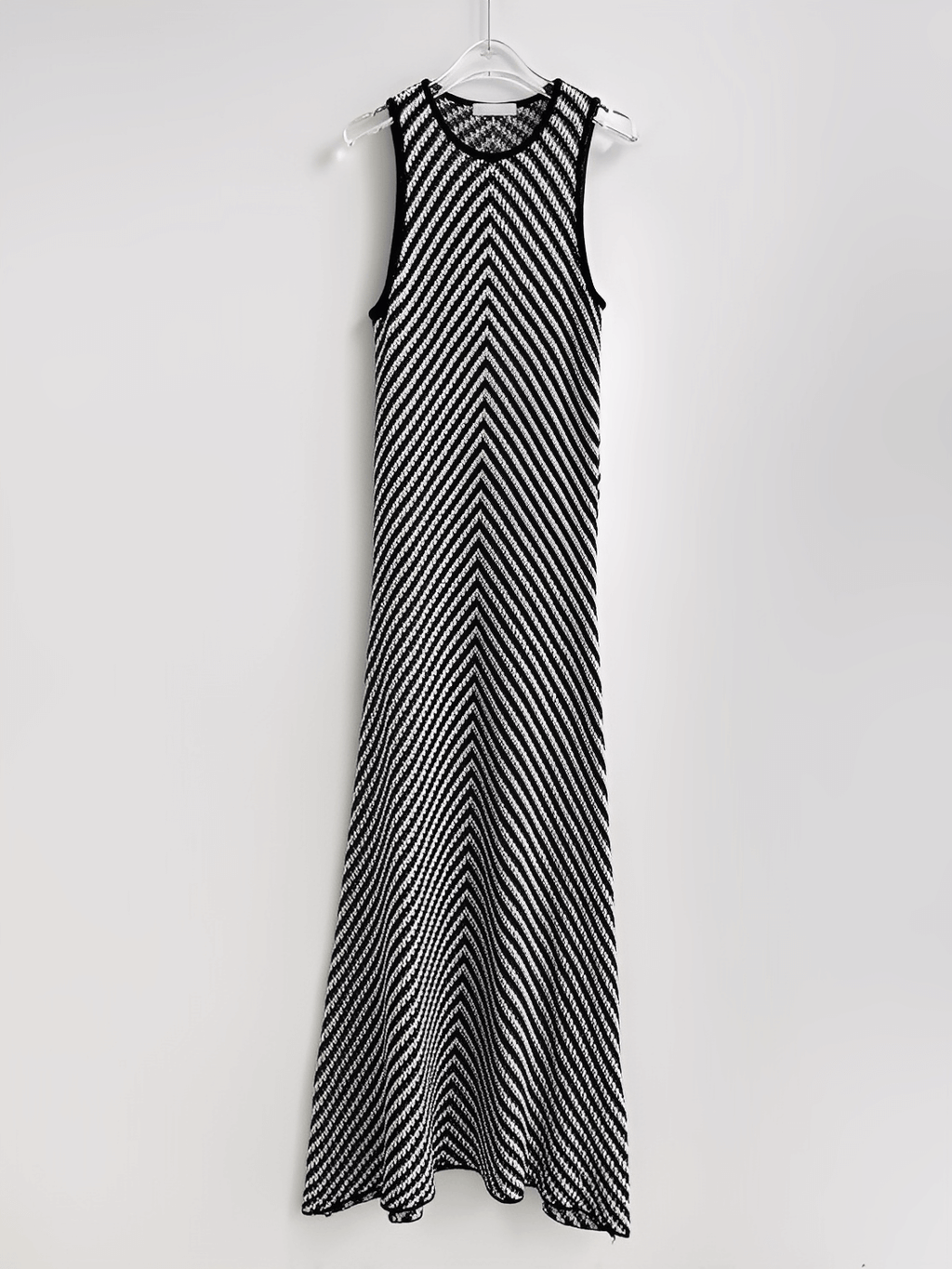 Vestido Midi em Tricô Leve com Listras Zigue-Zague Preto e Branco – Doralice [FRETE FULL]