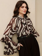 Blusa Chiffon Estampada com Gola Laço e Mangas em Camadas – Maribel