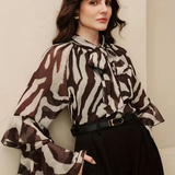 Blusa Chiffon Estampada com Gola Laço e Mangas em Camadas – Maribel