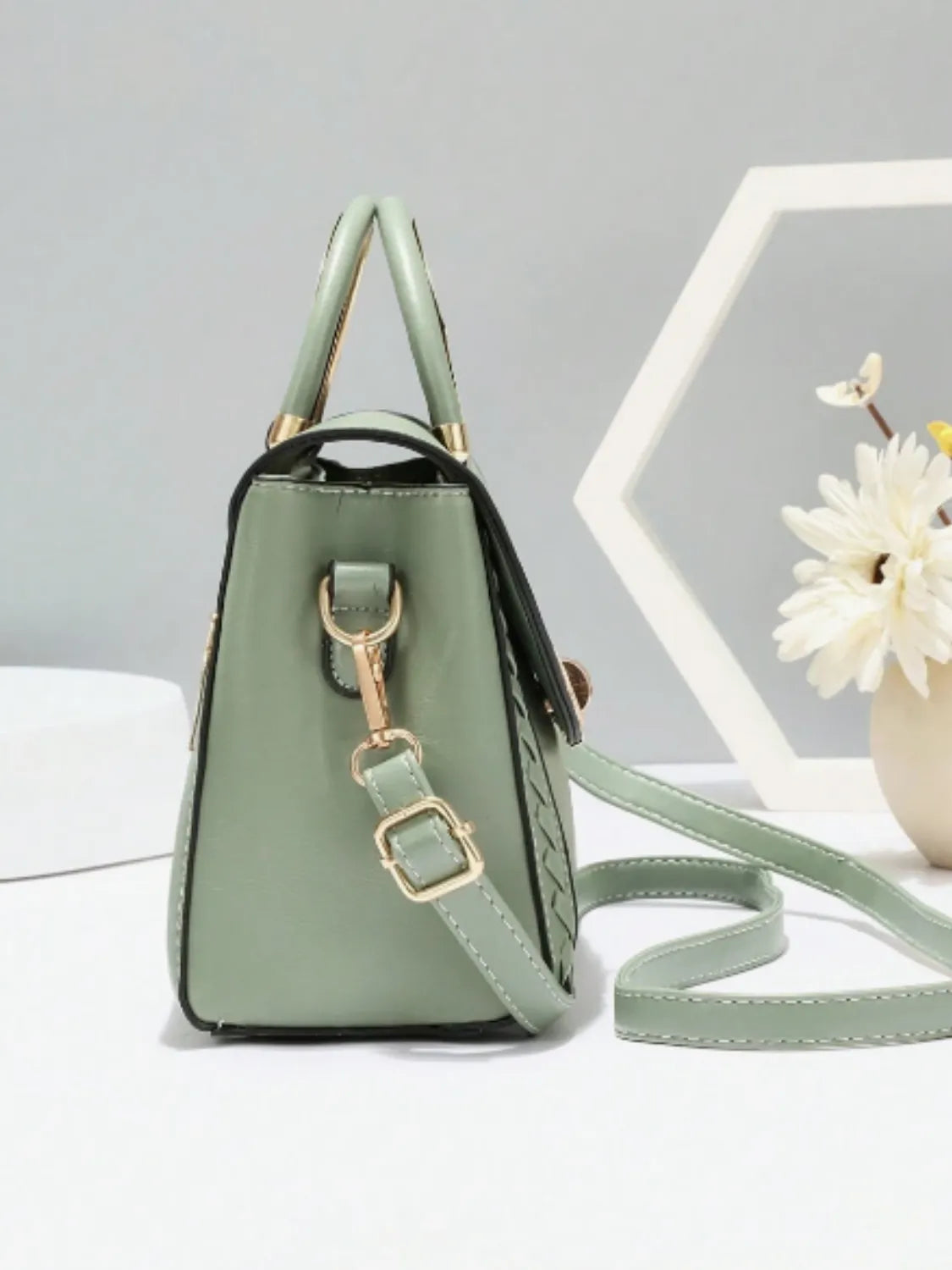 Bolsa Tiracolo Quadrada com Alça de Metal e Detalhes Trançados - July