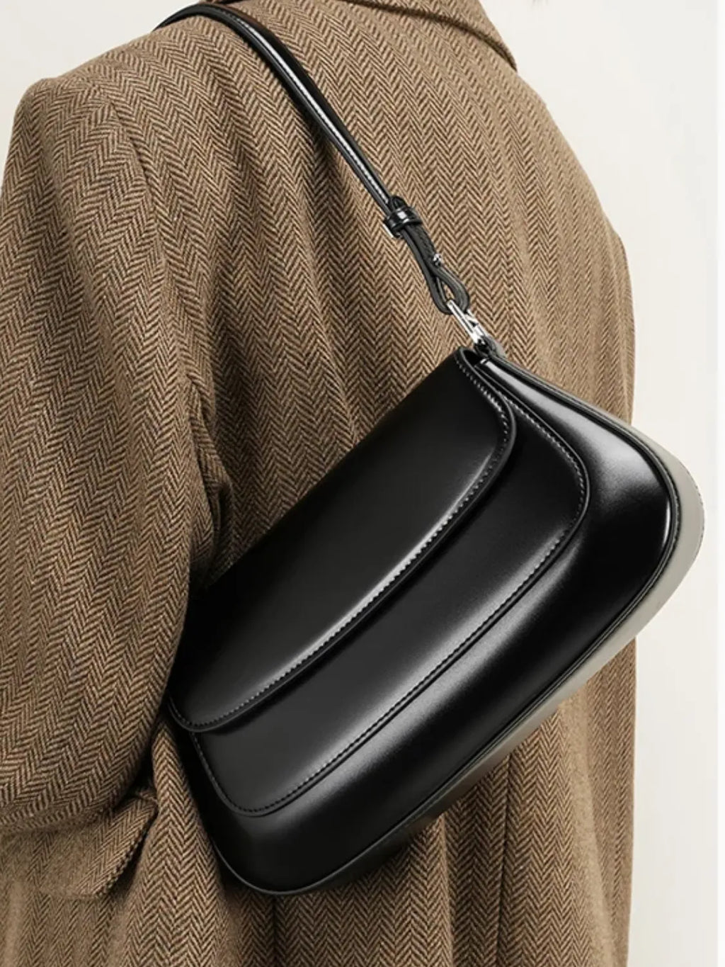 Bolsa Baguete Tiracolo em Couro Genuíno com Alça Ajustável – Briana