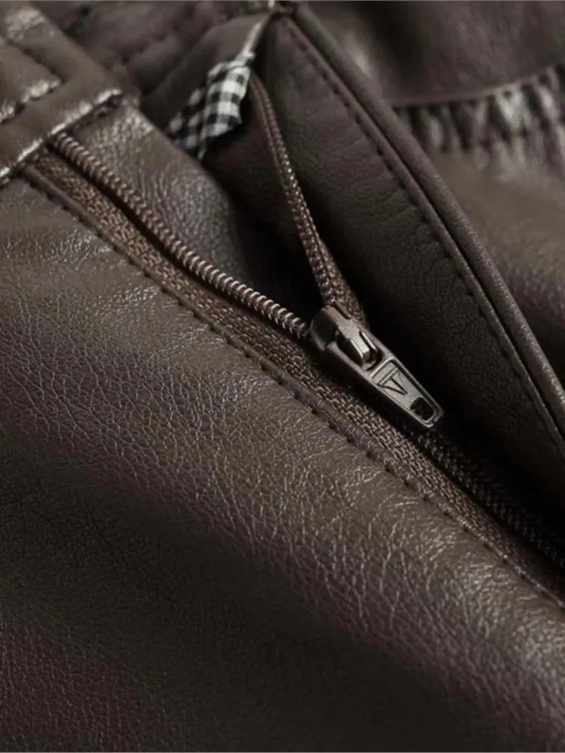 Calça Feminina Flare Cintura Alta em Couro Sintético com Zíper – Ellie