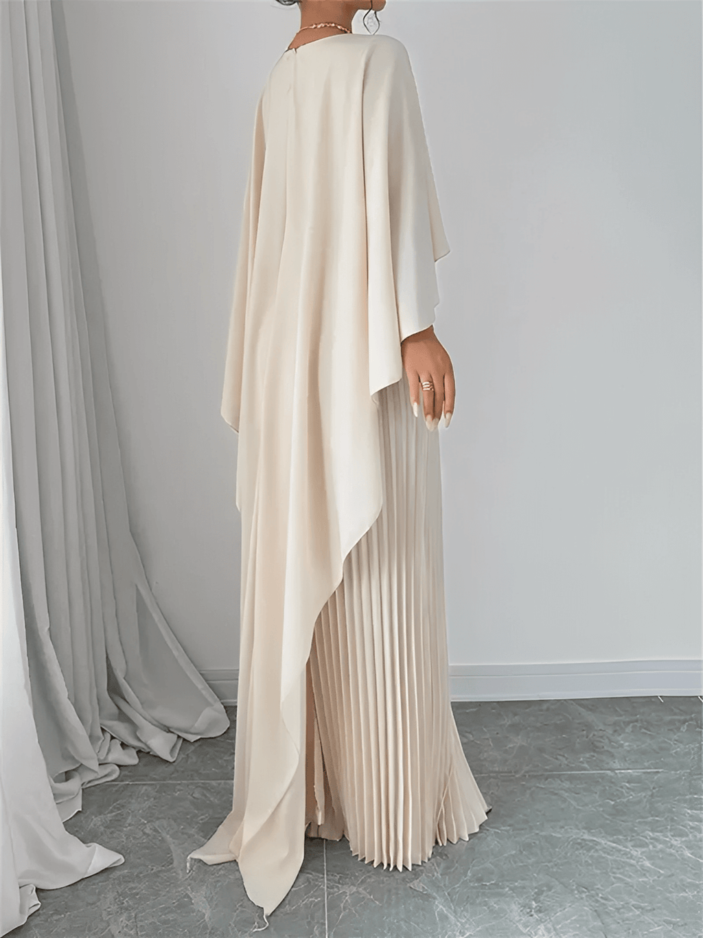 Vestido Longo de Festa Plissado com Capa Peplum Embutida – Loren