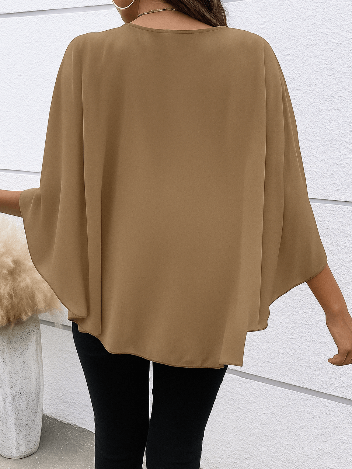 Blusa Feminina com Sobreposição Assimétrica Efeito Capa - Mallory