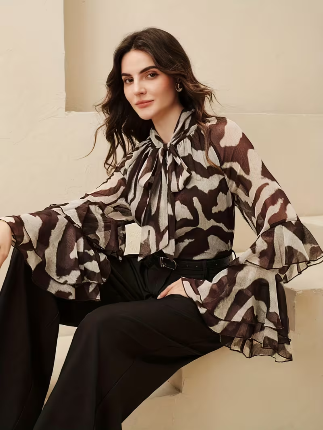 Blusa Chiffon Estampada com Gola Laço e Mangas em Camadas – Maribel