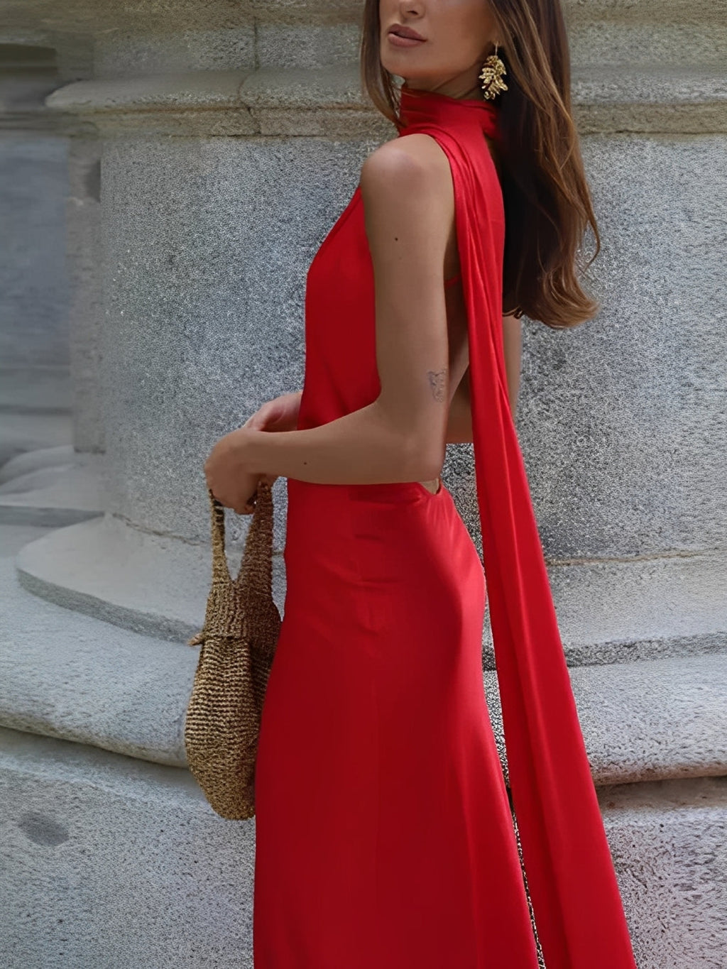 Vestido Longo Acetinado Halter com Capa Lateral e Costas Nuas - Serena [FRETE FULL]