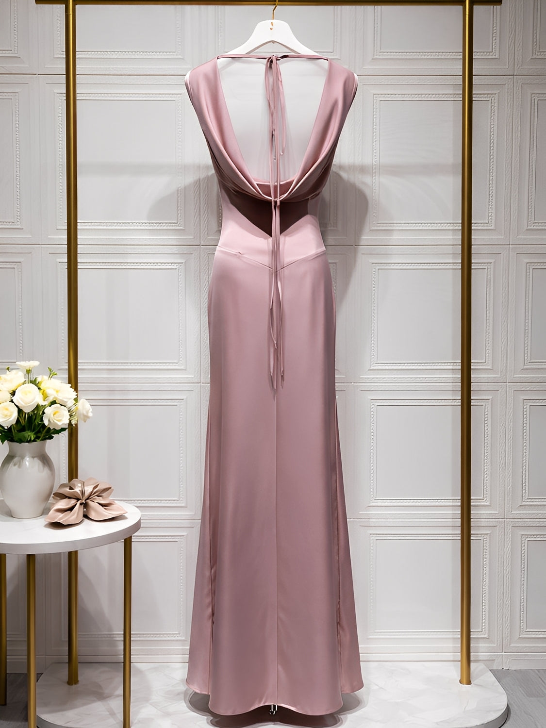 Vestido de Festa Longo Acetinado com Decote Drapeado e Costas Nuas  – Selin