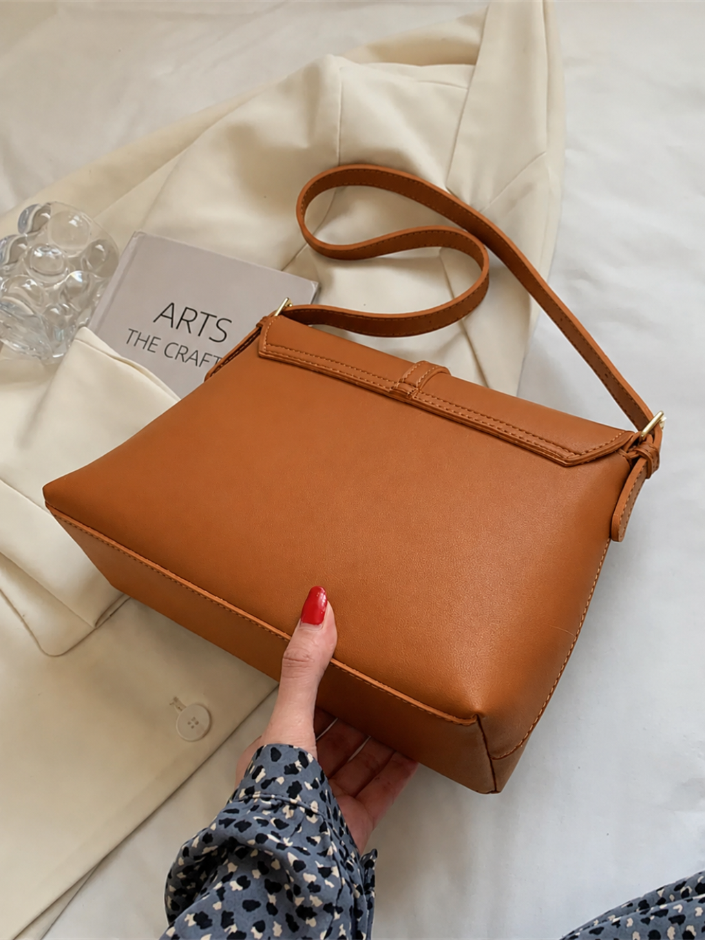 Bolsa Feminina Grande de Ombro com Detalhes Dourados Elegantes - Mary