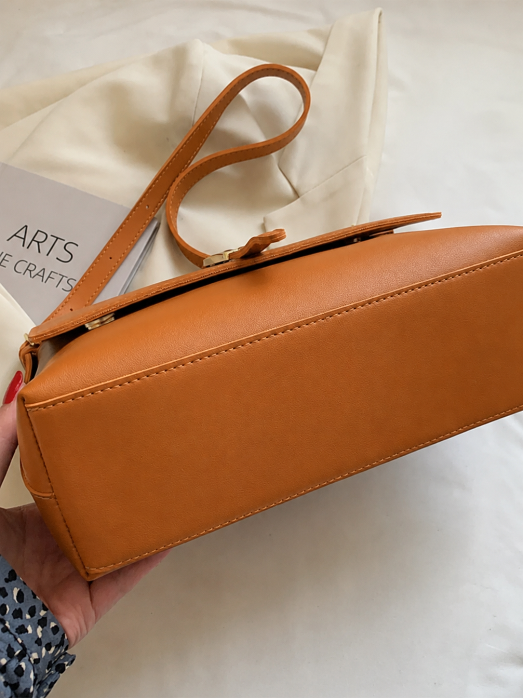 Bolsa Feminina Grande de Ombro com Detalhes Dourados Elegantes - Mary